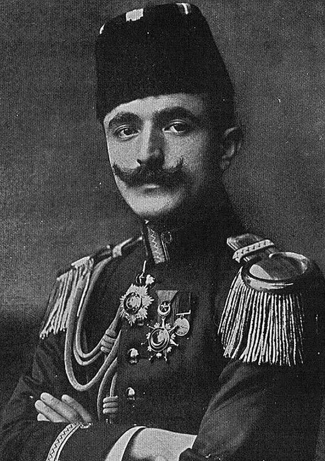 İsmail Enver Pasha dalam seragam militer Ottoman